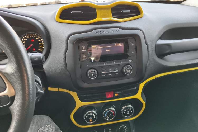 Used Jeep Renegade 2017 180T Automatic Kinetic Edition+ Audio And AC Panel