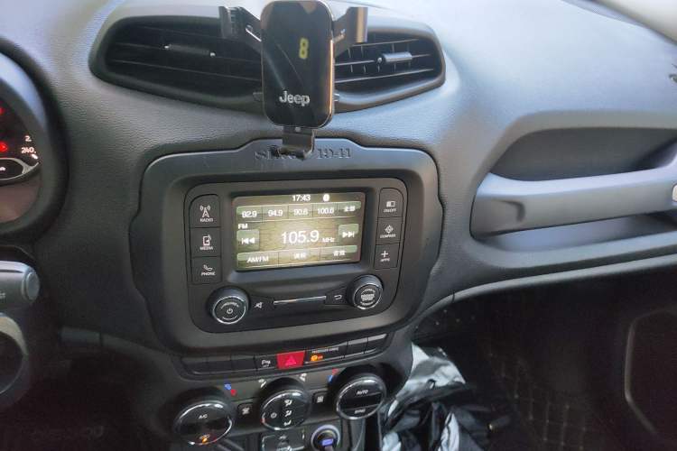 Used Jeep Renegade 2017 180T Automatic Jingneng Edition Audio And AC Panel