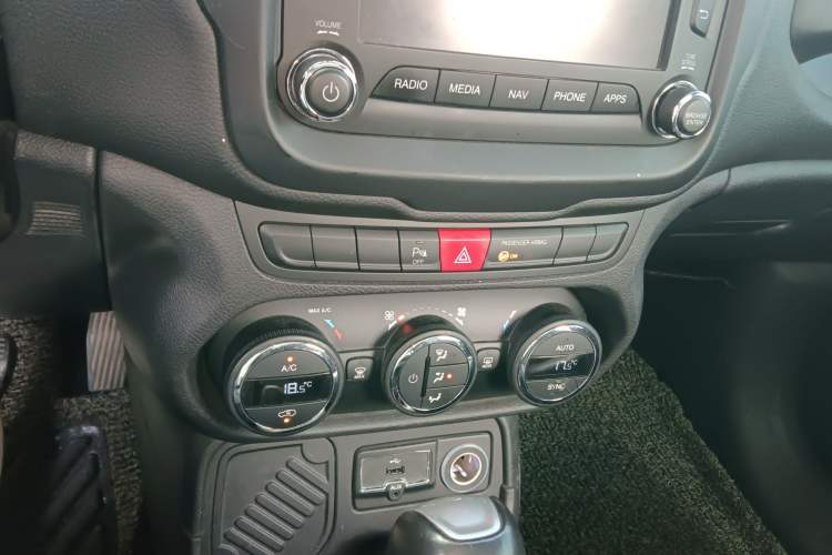 Used Jeep Renegade 2017 180T Automatic Smart Version Audio And AC Panel