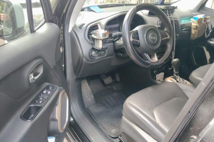 Used Jeep Renegade 2017 180TS Automatic All-Wheel Drive Versatile Edition Driver Seat