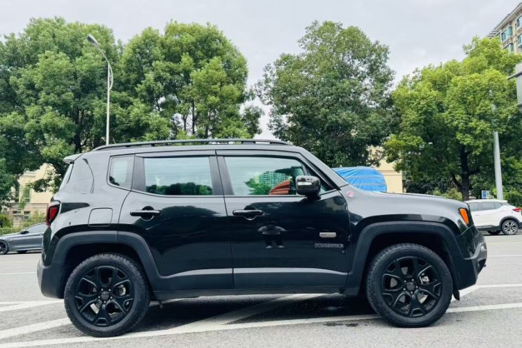 Used Jeep Renegade 2017 180TS Automatic All-Wheel Drive Versatile Edition Exterior 3