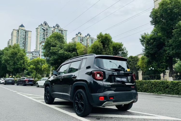 Used Jeep Renegade 2017 180TS Automatic All-Wheel Drive Versatile Edition Exterior 4