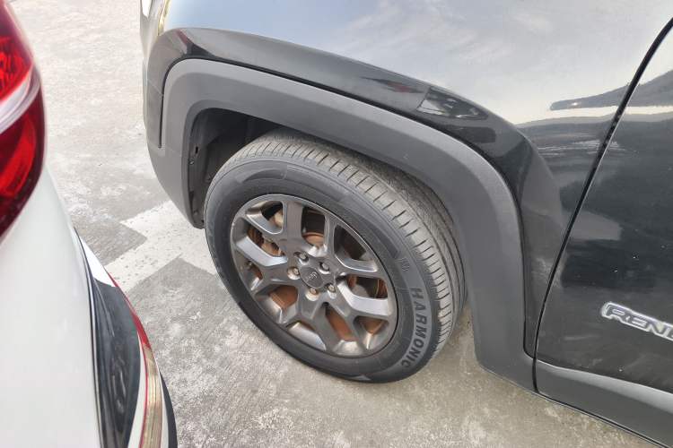 Used Jeep Renegade 2017 180T Automatic Kinetic Edition+ Exterior 6
