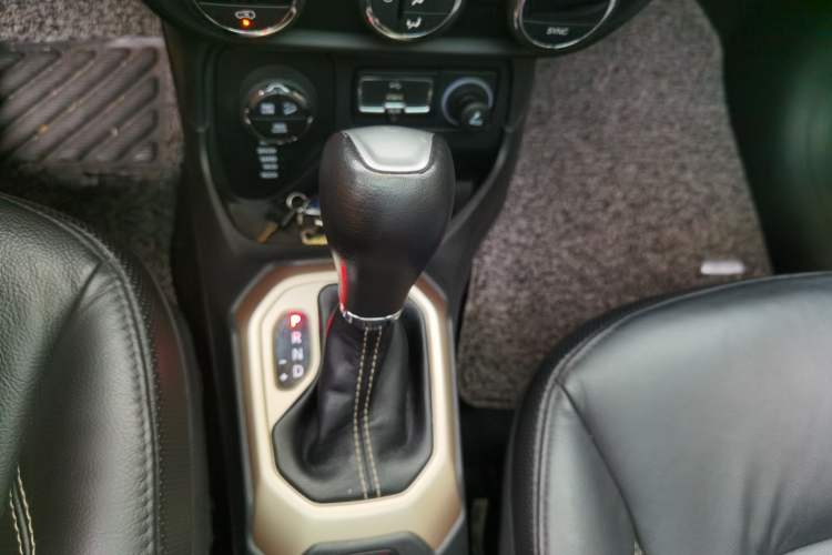 Used Jeep Renegade 2017 180TS Automatic All-Wheel Drive Versatile Edition Gear Lever