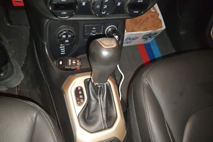 Used Jeep Renegade 2017 180TS Automatic All-Wheel Drive Versatile Edition Gear Lever