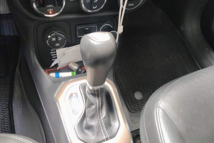 Used Jeep Renegade 2017 180TS Automatic All-Wheel Drive Versatile Edition Gear Lever
