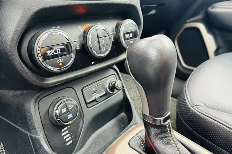 Used Jeep Renegade 2017 180TS Automatic All-Wheel Drive Versatile Edition Interior 3