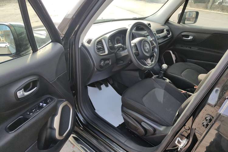 Used Jeep Renegade 2017 180T Manual Kinetic Edition Interior 3