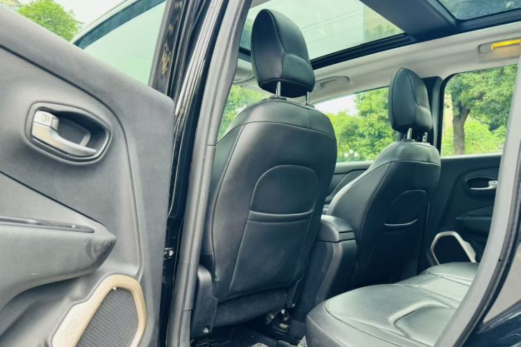 Used Jeep Renegade 2017 180TS Automatic All-Wheel Drive Versatile Edition Interior 4