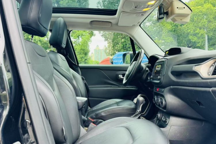 Used Jeep Renegade 2017 180TS Automatic All-Wheel Drive Versatile Edition Interior 5