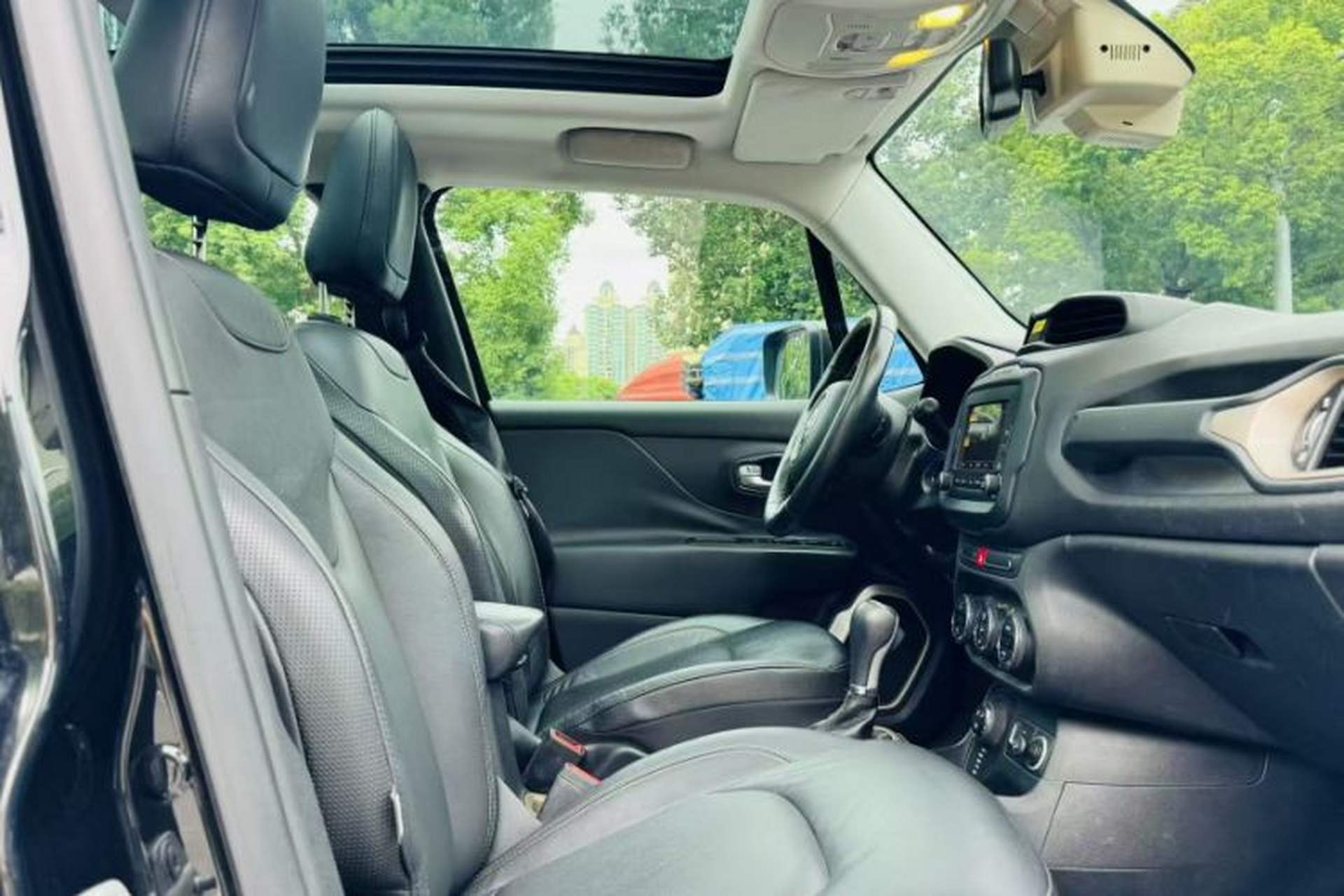 Used Jeep Renegade 2017 180TS Automatic All-Wheel Drive Versatile Edition Interior 5