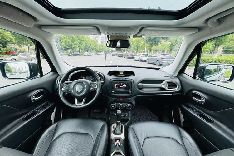 Used Jeep Renegade 2017 180TS Automatic All-Wheel Drive Versatile Edition Interior 6