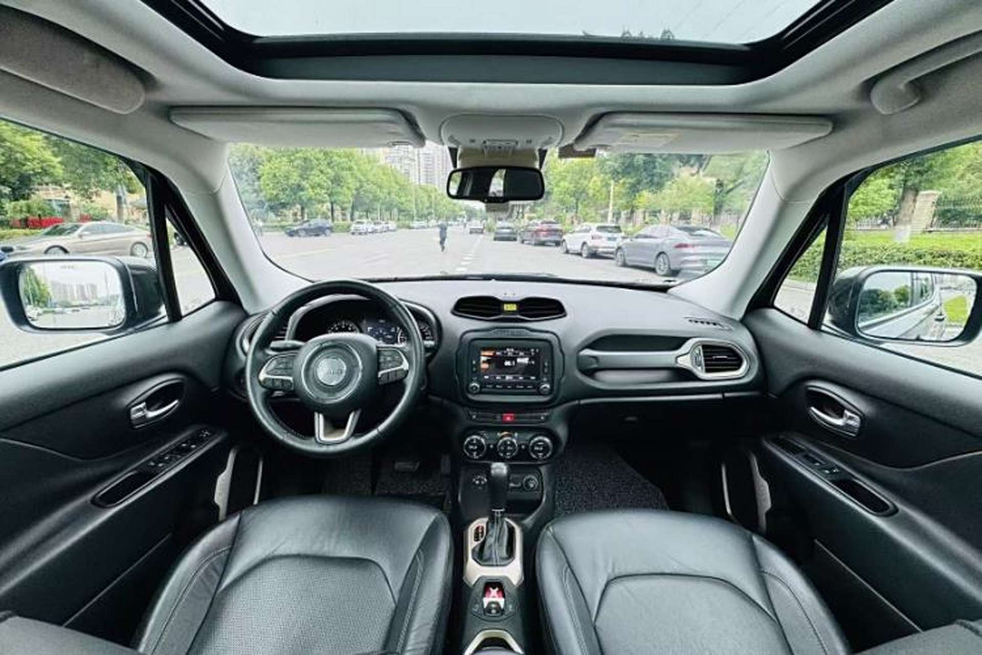 Used Jeep Renegade 2017 180TS Automatic All-Wheel Drive Versatile Edition Interior 6