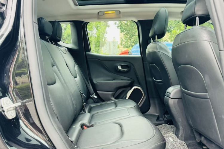 Used Jeep Renegade 2017 180TS Automatic All-Wheel Drive Versatile Edition Interior 7