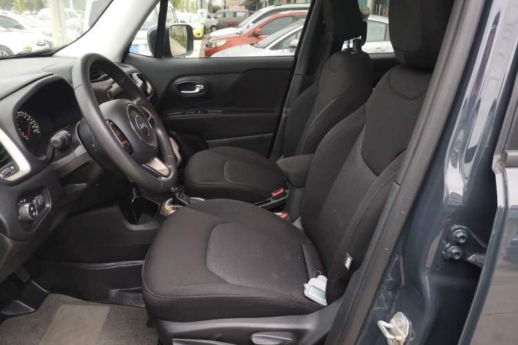 Used Jeep Renegade 2017 180T Automatic High-Energy Version Left Front Seat