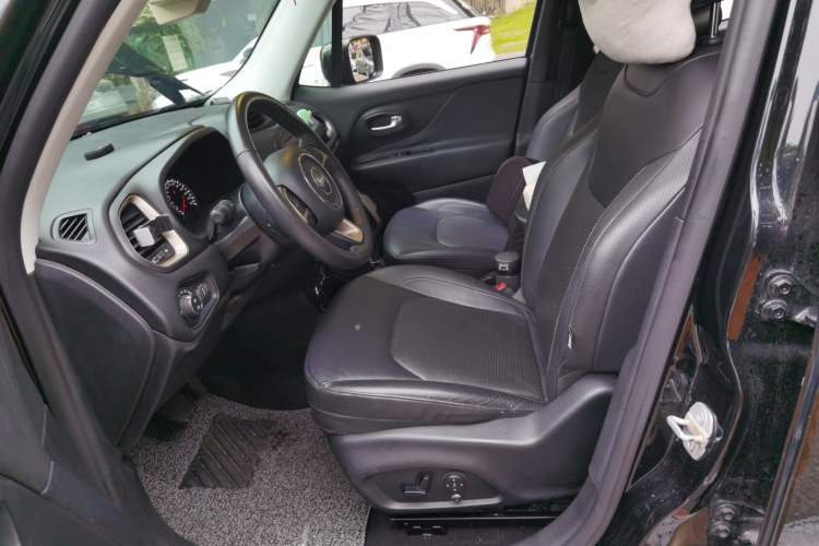Used Jeep Renegade 2017 180TS Automatic All-Wheel Drive Versatile Edition Left Front Seat