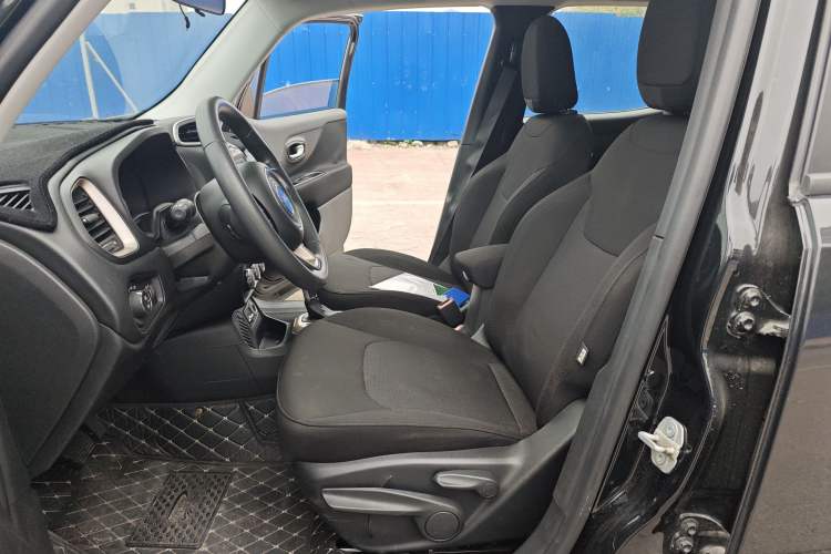 Used Jeep Renegade 2017 180T Automatic High-Energy Version Left Front Seat
