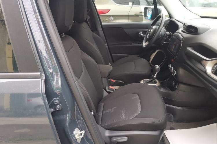 Used Jeep Renegade 2017 180T Automatic High-Energy Version Right Front Seat