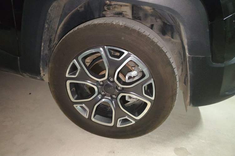 Used Jeep Renegade 2017 180TS Automatic All-Wheel Drive Versatile Edition Right Front Wheel Hub