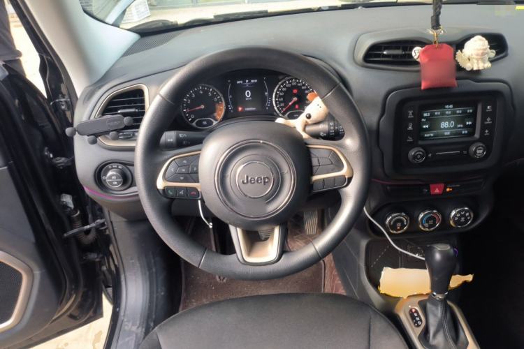Used Jeep Renegade 2017 180T Automatic High-Energy Version Steering Wheel