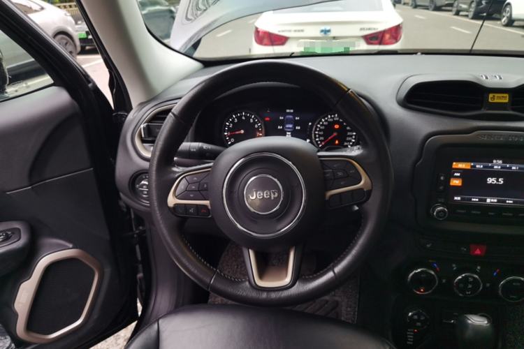 Used Jeep Renegade 2017 180TS Automatic All-Wheel Drive Versatile Edition Steering Wheel