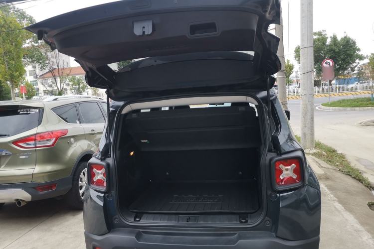 Used Jeep Renegade 2017 180T Automatic High-Energy Version Trunk