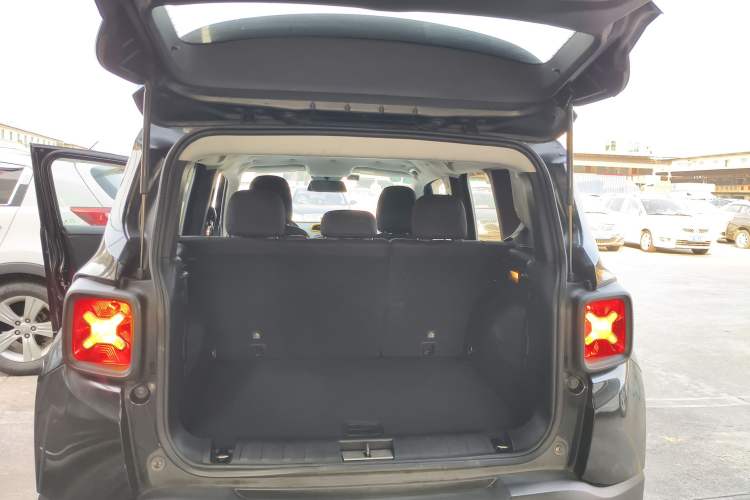 Used Jeep Renegade 2017 180T Automatic Kinetic Edition+ Trunk