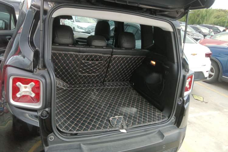 Used Jeep Renegade 2017 180T Automatic Smart Version Trunk