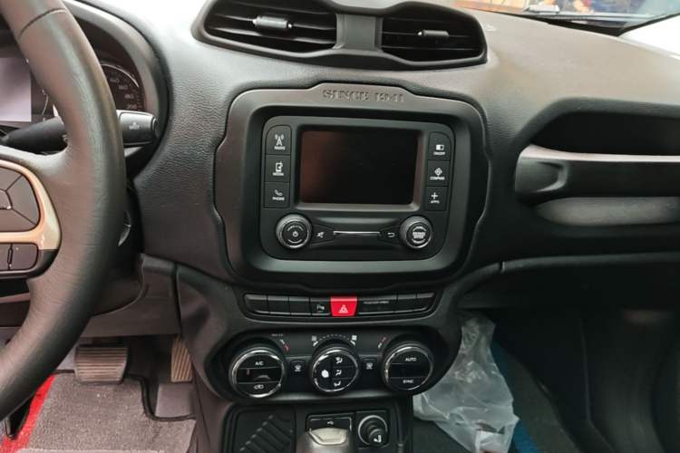 Used Jeep Renegade 2017 180T Automatic Jingneng Edition Audio And AC Panel