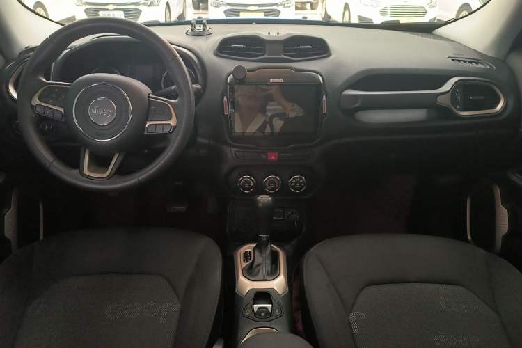 Used Jeep Renegade 2017 180T Automatic High-Energy Version Center Console