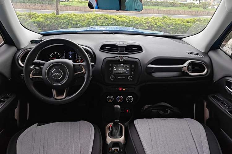 Used Jeep Renegade 2017 180T Automatic High-Energy Version Center Console