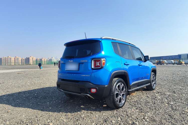 Used Jeep Renegade 2017 180TS Automatic All-Wheel Drive Versatile Edition Exterior 4