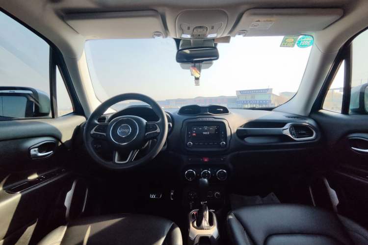 Used Jeep Renegade 2017 180TS Automatic All-Wheel Drive Versatile Edition Interior 1