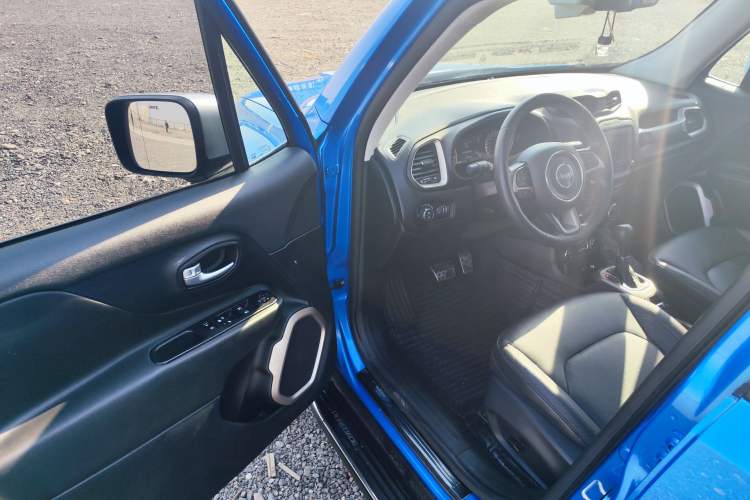Used Jeep Renegade 2017 180TS Automatic All-Wheel Drive Versatile Edition Interior 2