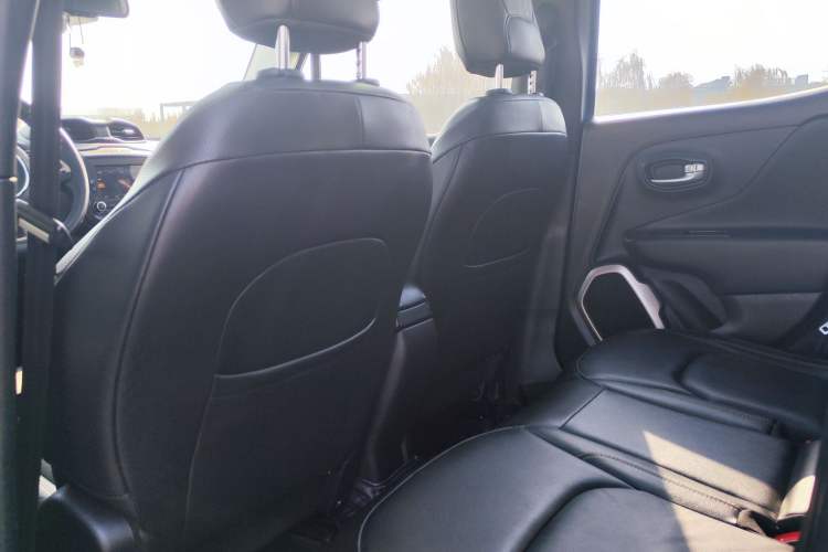 Used Jeep Renegade 2017 180TS Automatic All-Wheel Drive Versatile Edition Interior 3