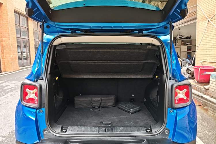Used Jeep Renegade 2017 180T Automatic Jingneng Edition Trunk