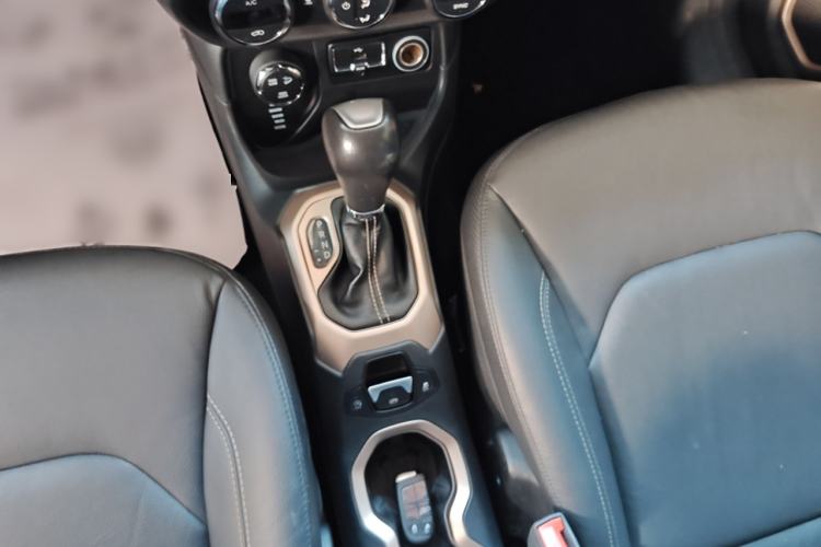 Used Jeep Renegade 2017 180TS Automatic All-Wheel Drive Versatile Edition Gear Lever