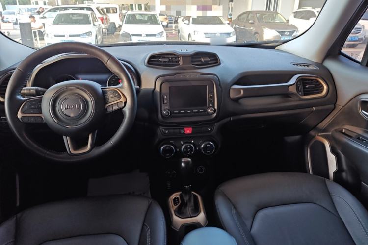 Used Jeep Renegade 2017 180TS Automatic All-Wheel Drive Versatile Edition Interior 2