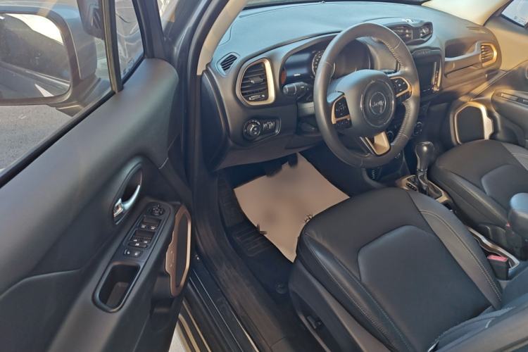 Used Jeep Renegade 2017 180TS Automatic All-Wheel Drive Versatile Edition Interior 3