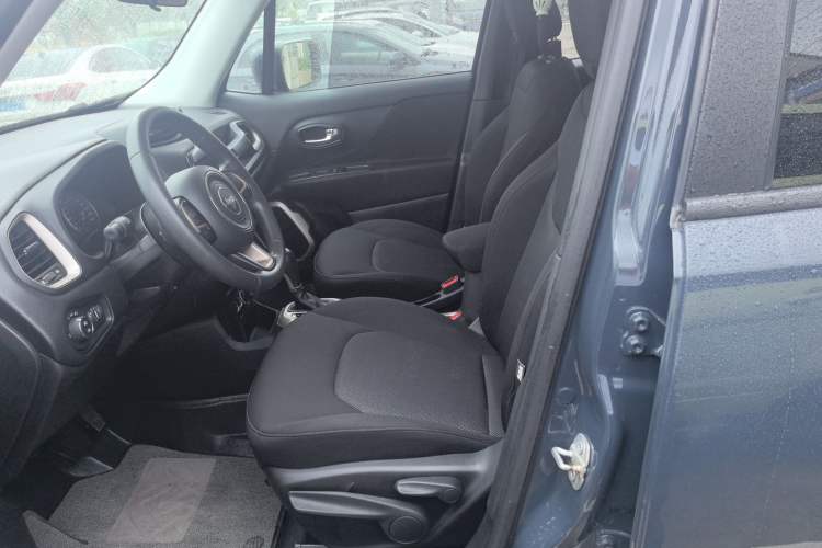 Used Jeep Renegade 2017 180T Automatic High-Energy Version Interior 4