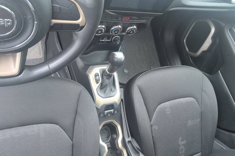 Used Jeep Renegade 2017 180T Automatic High-Energy Version Interior 6