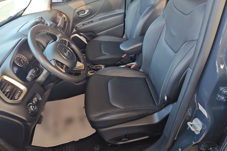 Used Jeep Renegade 2017 180TS Automatic All-Wheel Drive Versatile Edition Left Front Seat