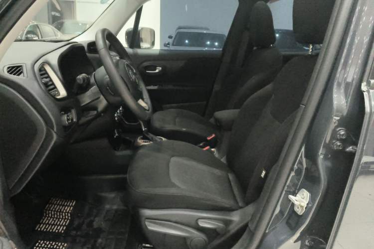 Used Jeep Renegade 2017 180T Automatic High-Energy Version Left Front Seat