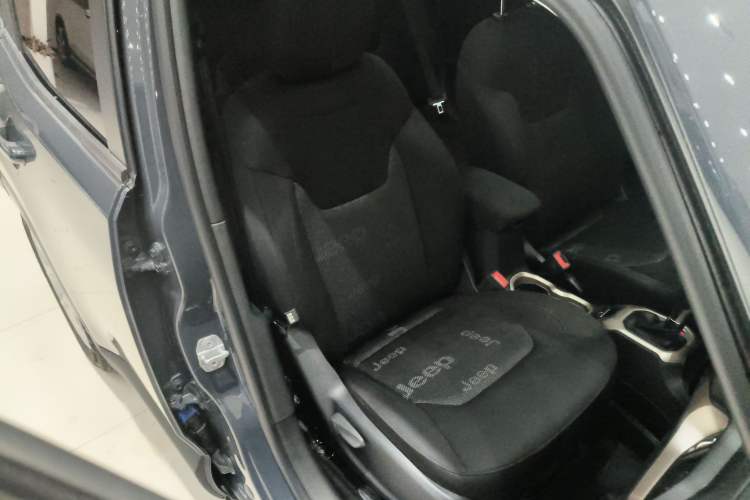 Used Jeep Renegade 2017 180T Automatic High-Energy Version Right Front Seat