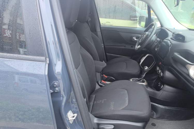 Used Jeep Renegade 2017 180T Automatic High-Energy Version Right Front Seat