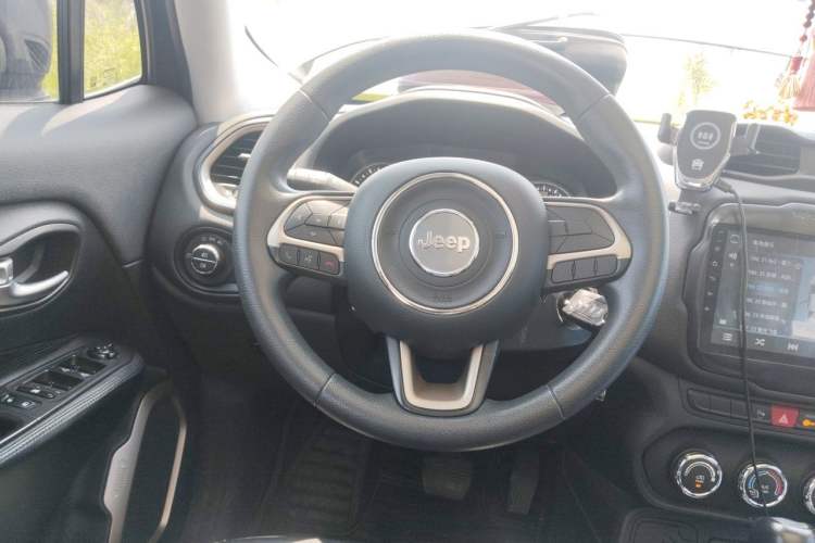 Used Jeep Renegade 2017 180T Automatic High-Energy Version Steering Wheel