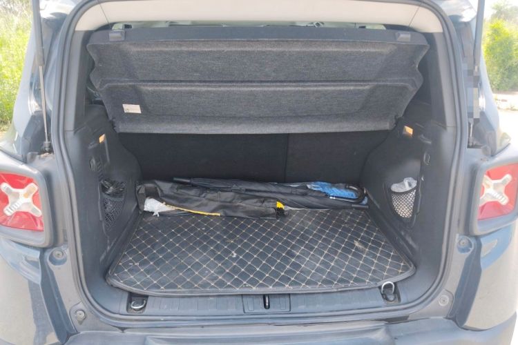 Used Jeep Renegade 2017 180T Automatic High-Energy Version Trunk