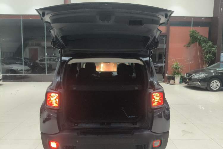 Used Jeep Renegade 2017 180T Automatic High-Energy Version Trunk