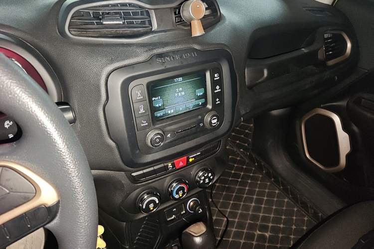 Used Jeep Renegade 2017 180T Automatic High-Energy Version Audio And AC Panel