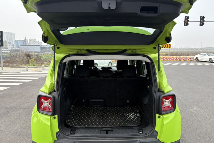 Used Jeep Renegade 2017 180T Automatic High-Energy Version Trunk